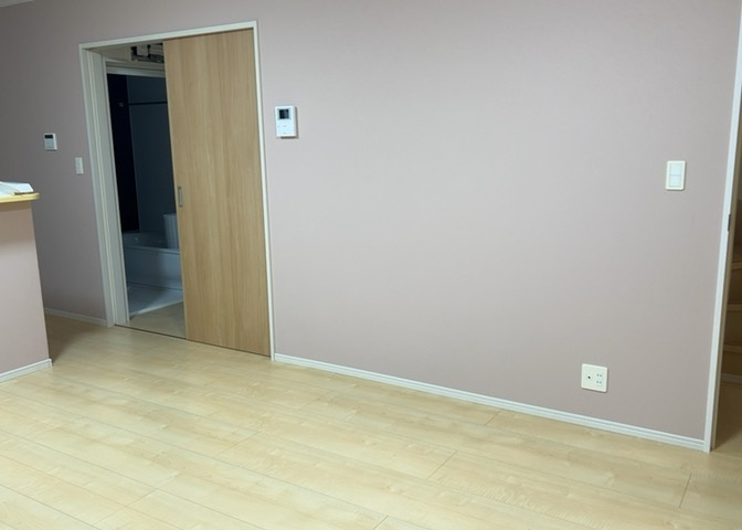 L型アイランドタイプは、キッチンからダイニングにもリビングにも目が行き届くので、とても使いやすい配置です。L字型独立タイプは、キッチンを独立させてるためLDKというよりもLDといった様なイメージです。
