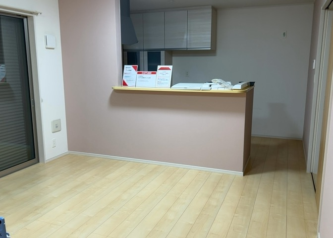 ダイニングにはダイニングテーブルセットなどを置くことが多く、間取りにおいて「D」と略記されますが、食事を作るときの作業場として使用したり、朝食を食べたりするときだけに使われるケースも少なくありません。