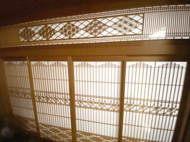 欄間や障子、建具には繊細な組子細工が施されています！