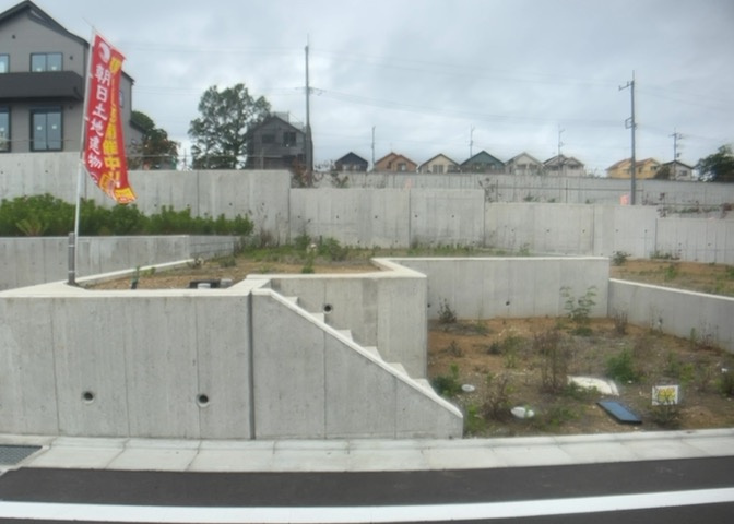 土地の面積＝住宅面積ではありません。建ぺい率の問題などで、土地のある場所によって住宅を建てられる面積は限られています。高さもしかり、「土地」という言葉の中には、建築条件も含まれると考えておきましょう。