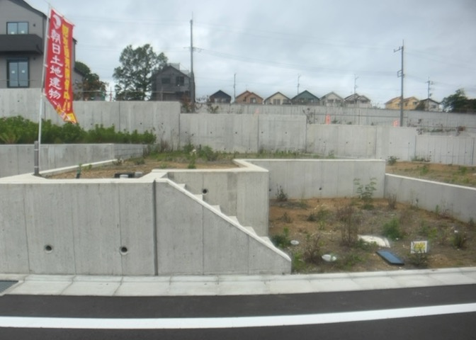 家を建てる場合、方位は要チェックです。現実的に日当たりのよい家ならばリビングは南側、建築基準法でも北側に当たる家への配慮は求められています。土地を見学に行く際は、方位磁針を持って行くようにしましょう。