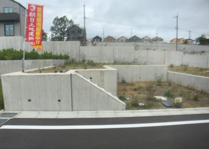 土地の前の道路に消火栓が設置されていることがあります。この場合、道路交通法第45条第1項により、駐車禁止の場所が指定されています。そのため、車庫などの駐車スペースをつくることができない場合があります。