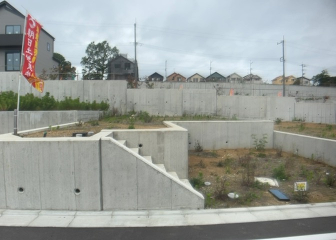 家を建てる前提で土地を探している場合、地盤の丈夫さは譲れない条件の一つです。地盤が脆弱だと追加工事が必要となります。また、過去に地盤沈下や液状化現象を起こした土地は、できるだけ避けた方がいいでしょう。