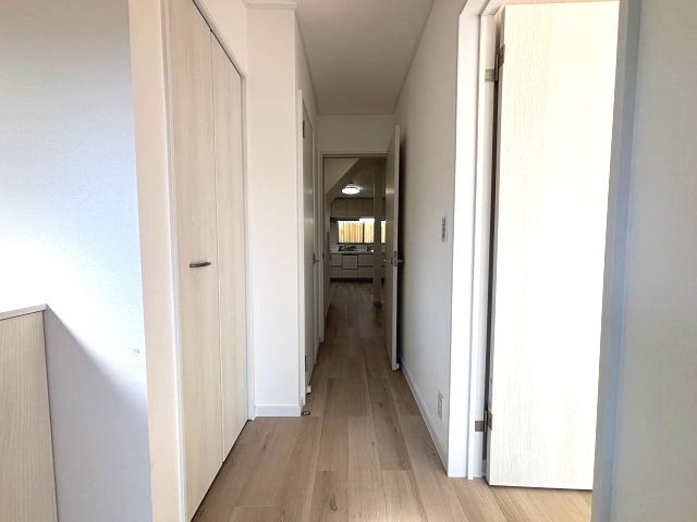 玄関から見た廊下です。