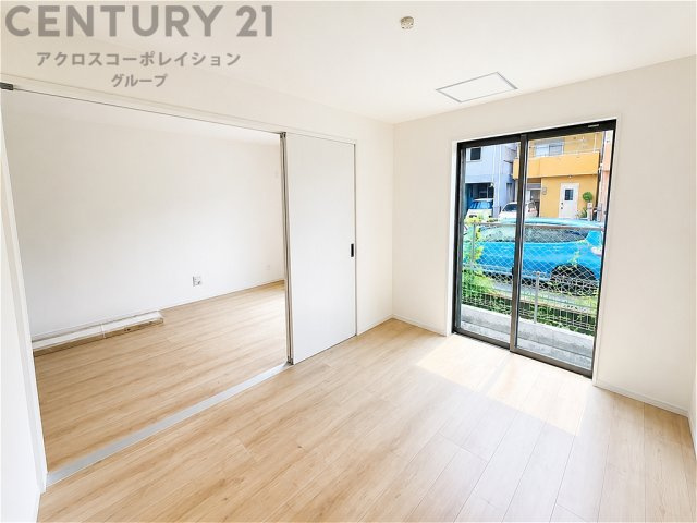 2部屋をゆるやかにつなぐ引き戸設計で、ライフスタイルに合わせた使い方が可能。明るい採光とナチュラルな内装が心地よく、寝室や書斎、お子様部屋にも最適な空間です。