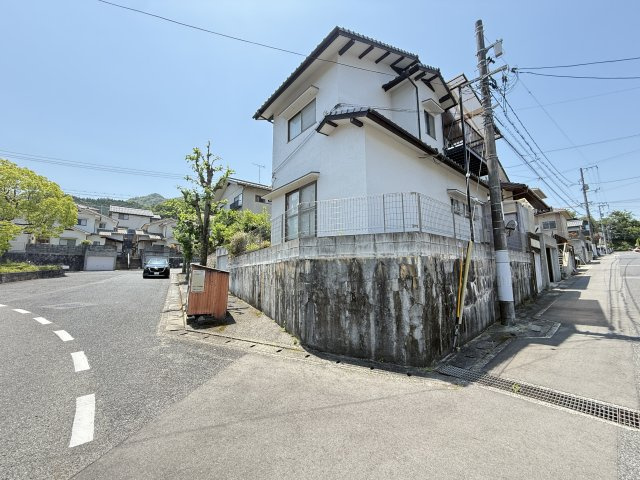 道路に面した角地で、陽当たりや風通しの良さが期待できる立地。前面道路幅員にもゆとりがあり、車の離合や駐車もしやすい住環境。周辺には戸建住宅が建ち並び、穏やかな街並みが形成されています。