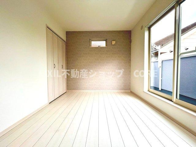 大きな窓からは快適な光を取り入れ、通気性能を上げる事で居心地の良い空間を演出します。