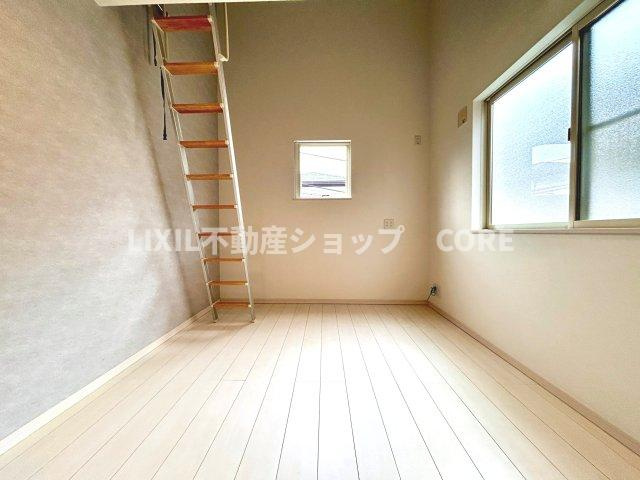 床材や建具は家具にも合わせやすい落ち着いた色合いになっております。