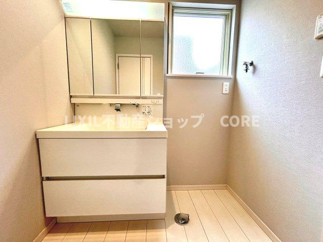 3面鏡で髪のセットやお化粧もストレスなくこなせ、朝から気分良く通勤通学に向かえそうですね！