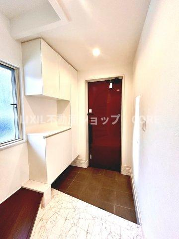 お客様をお迎えする玄関は落ち着いた雰囲気。誇りと喜びを感じる玄関まわりです。