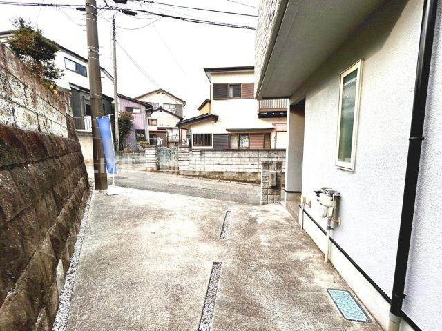 ゆったりとした駐車スペースを確保いたしましたので、大きめのお車でも駐車可能です。