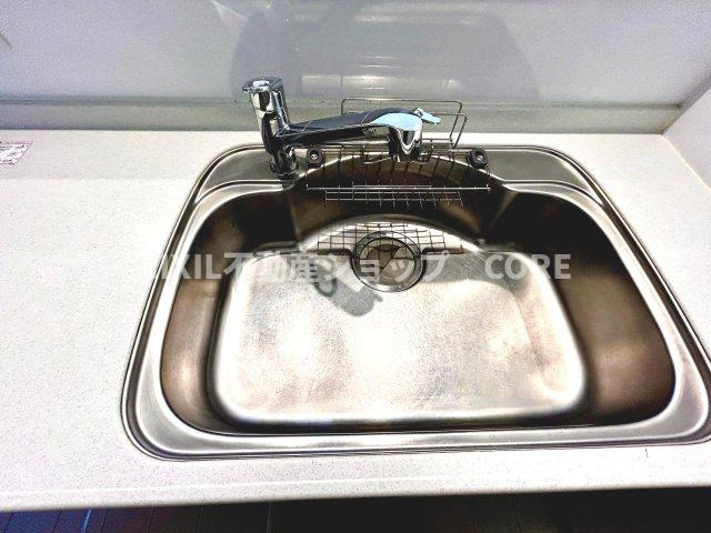 浄水と水道水を切り替えて使用できるスッキリとしたデザインの浄水器一体型水栓。