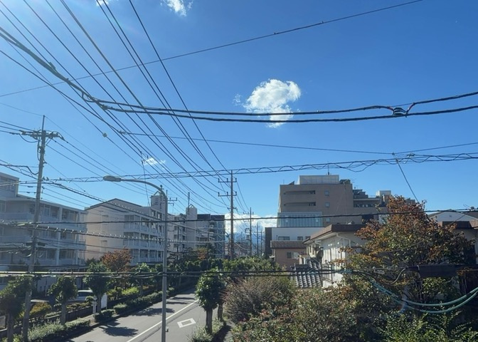 周囲は落ち着いた住宅街が広がる平坦地で、開放感のある眺望が楽しめます。角地の立地を活かした前面道路の広さにより前方を遮る建物がなく、日当たりや通風も良好。四季の風を感じられる心地よい環境です。