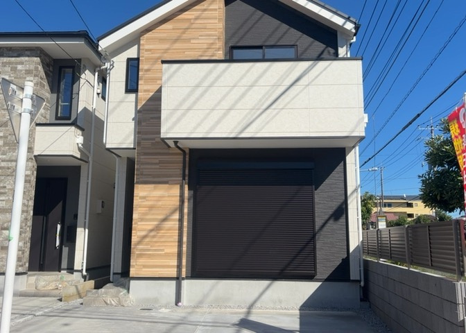 2026年9月完成予定の新築一戸建て外観イメージ。南側15m公道と西側4m公道に接する角地物件で、陽当り・通風ともに良好です。八王子市元本郷町1丁目の静かな住環境で、快適な暮らしを実現できます。