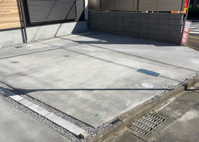 敷地内には2台分のお車を並列駐車できるカースペースを完備。前面道路は南側15m・西側4mと広く、お車の出し入れや駐車作業もスムーズに行えます。セカンドカーをお持ちのご家庭にも大変便利な仕様です。
