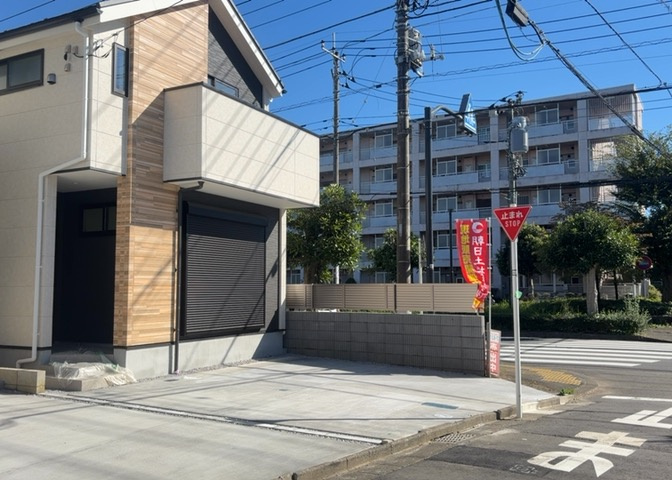 南側15m・西側4mの公道に接した角地物件です。道路幅が十分にあるため、お車の取り回しやすれ違いもスムーズに行えます。日当たりや通風の良さも含め、ぜひ現地で道路環境をご確認ください。