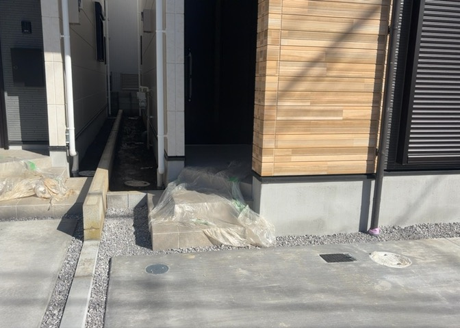 敷地面積107.76？の角地を活かしたお庭スペース。ガーデニングを楽しんだり、お子様のちょっとした遊び場として活用したりと多目的に使えます。隣地との距離もしっかり確保され、心地よい風が通り抜けます。