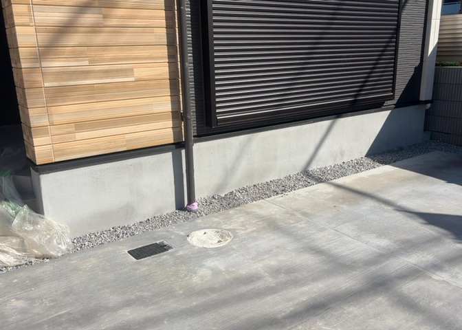 建物は木造2階建てで、ベタ基礎を採用した耐震性・安心感の高い構造です。省エネ対策や24時間換気システムも導入され、フラット35S適合の確かな品質を実現。永く安心して暮らせる確かな住まいです。