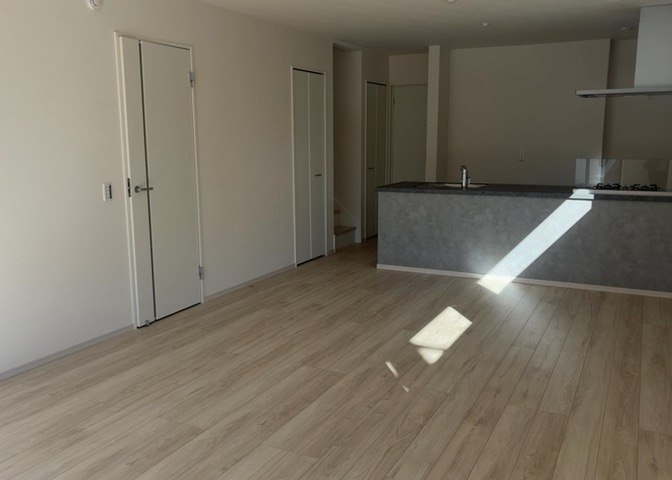 18.7帖のLDKは、家具の配置がしやすい整形なレイアウト。全居室複層ガラスの採用により、夏は涼しく冬は暖かく過ごせる省エネ設計です。明るく快適な空間で、ご家族皆様でゆったりおくつろぎいただけます。