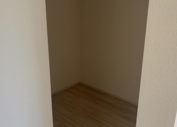 お洋服やスーツケースなどをたっぷり収納できる大容量のウォークインクロゼット。衣類を一箇所にまとめて管理できるため、お部屋をいつでも広々とスッキリ保てます。季節物の整理整頓にも大変重宝します。