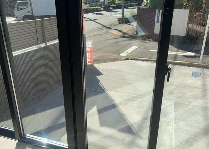 室内は明るいカラーで統一されたフローリング仕様。全居室複層ガラスを備え、防音・断熱効果に優れています。照明器具も付き、引越し後すぐに快適な暮らしをスタートできる配慮が施された魅力的な内装です。