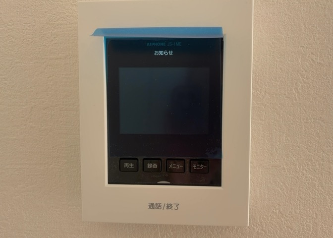 防犯性に配慮されたTVモニター付きインターホンを標準装備。室内から来訪者の顔や姿をしっかり確認できるため、お子様のお留守番時や一人でいる時間帯も安心です。防犯対策に欠かせない安心の設備です。