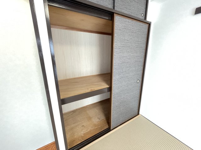 奥行のある押し入れで、たっぷりと収納スペースを確保。　