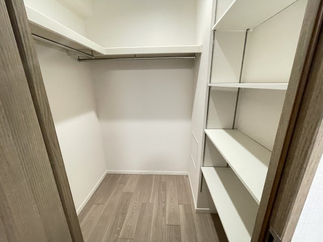広々としたウォークインクローゼット付きで、大小様々な荷物が収納出来ます。　