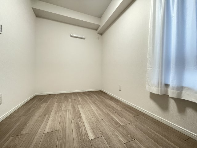 リビングから離れたお部屋は、静かに仕事をするのにもピッタリな空間です。　
