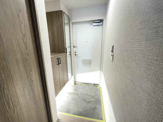 大きな鏡のついた玄関で、お出かけ前の身だしなみチェックもバッチリです。　