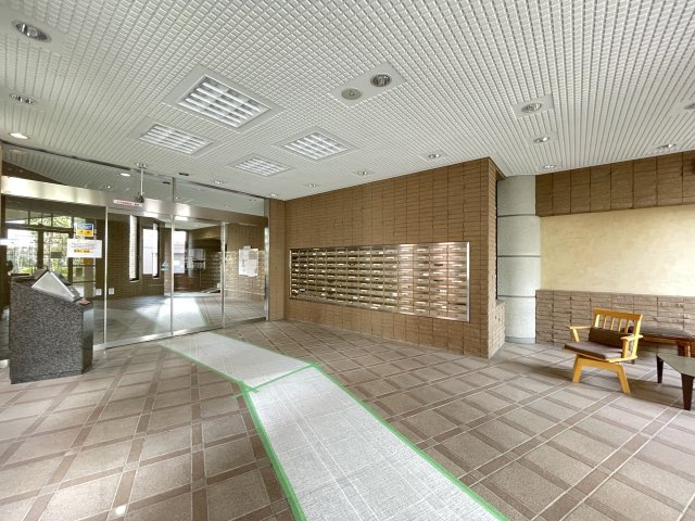 明るく広々としたエントランスが迎えてくれます。　