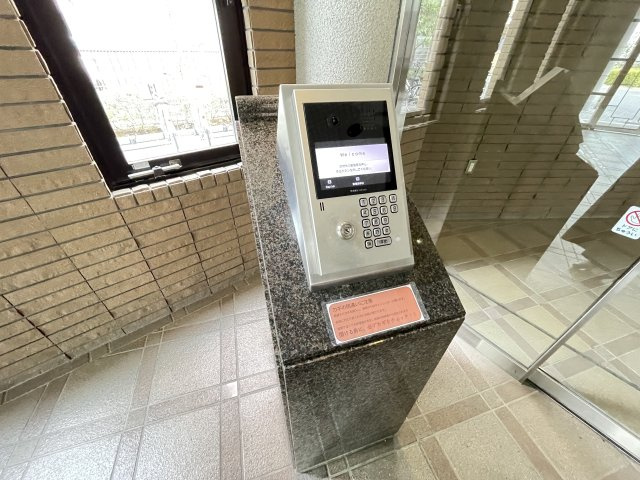 明るく広々としたエントランスが迎えてくれます。　
