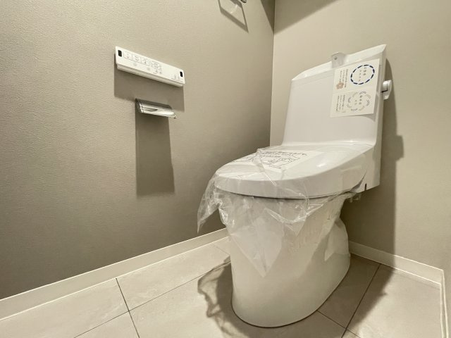 温水洗浄便座付きの清潔感あるトイレは、落ち着いた空間に。　