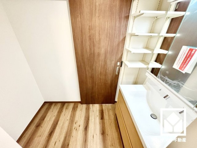 小さなお子様のお風呂上りもこのスペースがあればゆったりとして頂けます。室内洗濯機置場も設置されており、天候に左右されず洗濯していただけます。