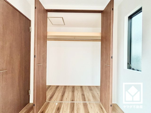 新たに家具を買わなくても良いので、ハンガーパイプ付きのクローゼットは嬉しいですね。
