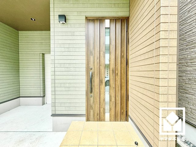 ドアのスリット窓から光が差し込み、外出時にも帰宅時にも、明るい気持ちになれる玄関です。