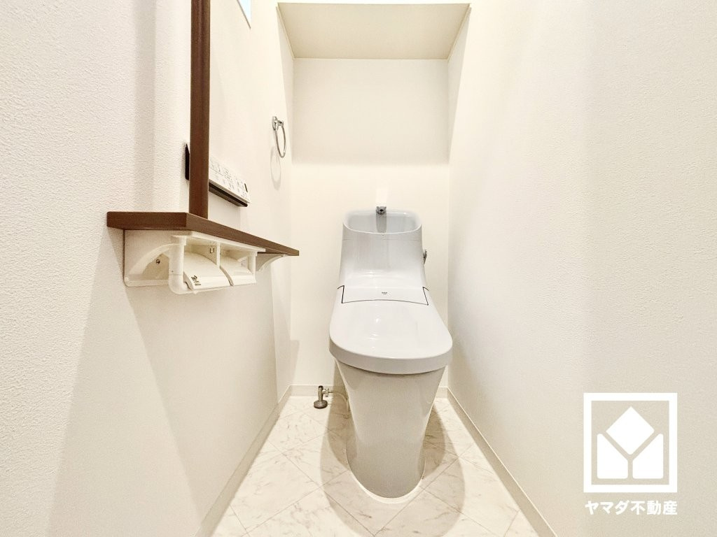 明るく清潔感溢れるトイレです。トイレが1階と2階にあるので、朝の忙しい時間帯も混雑を避けられます。清潔感と利便性を兼ね備えた温水洗浄便座付き。