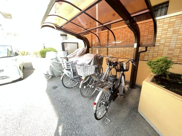 屋根付きの駐輪場で、サビや汚れの心配も不要。　