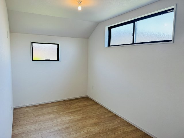 ～2階5.5帖の洋室　2面採光で明るく風通しの良いお部屋です～