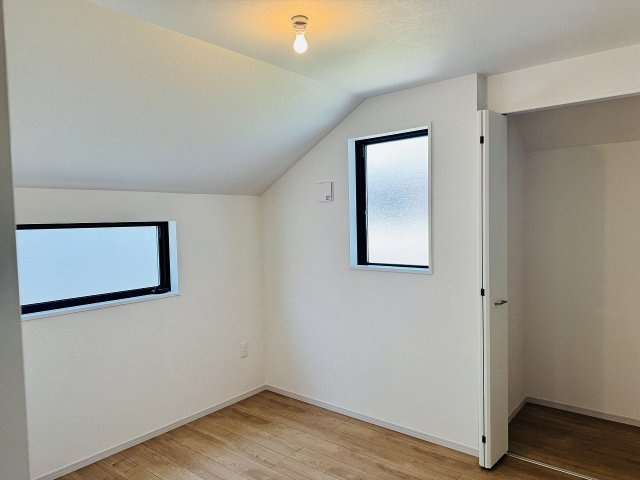 ～2階5.1帖の洋室　2面採光で明るく風通しの良いお部屋です～