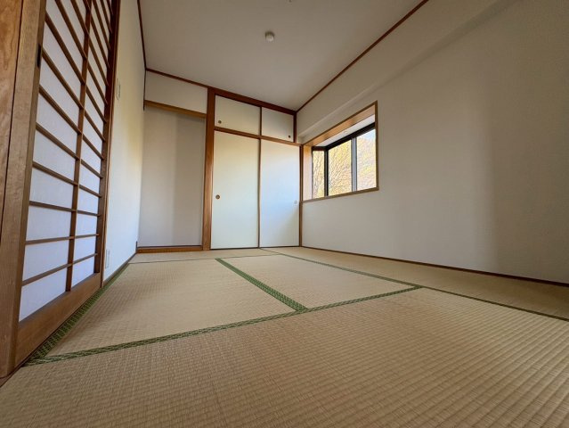 落ち着いた雰囲気の6帖の和室です。畳の香りが心地よく、くつろぎの時間をゆったり過ごせる空間です。押入と天袋付きで収納力もあり、来客用や寝室としても、使いやすい造りとなっています。