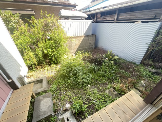 お庭付きの物件でして、ガーデニング等楽しめます。南東向きの庭の為日当たり良好です。