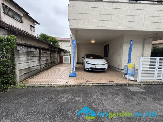 車種によりますが並列2台駐車可能