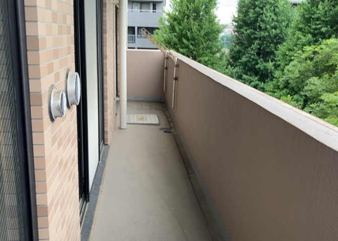 バルコニーは、室外の専用スペースのうち、「屋根がなく開放された空間」であるものを指します。ベランダより広いタイプのものが多く、日当たりもよいため家庭菜園などを楽しみたい人にとって適した環境となります。