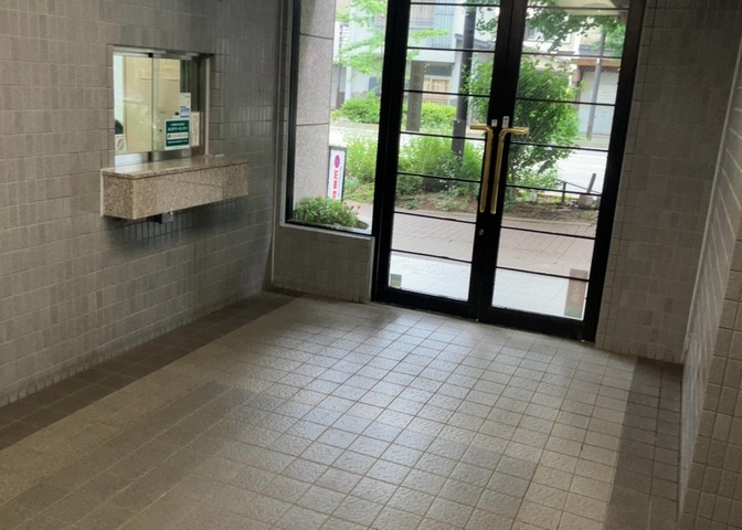 マンションのエントランスには、もともと風よけや防犯の役割がありますが、マンションによって宅配ボックスなどの設備が備わっている所もあります。日々の生活をイメージしながら生活しやすさをチェックしましょう。