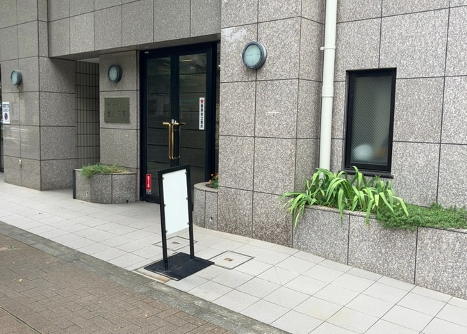 外観はマンション管理がされているかの目安になります。築年数が古いと、壁面は劣化してひび割れが生じることも！建物が古びていても細かいところが修繕されていると、きちんと管理されているなぁと感じるでしょう。