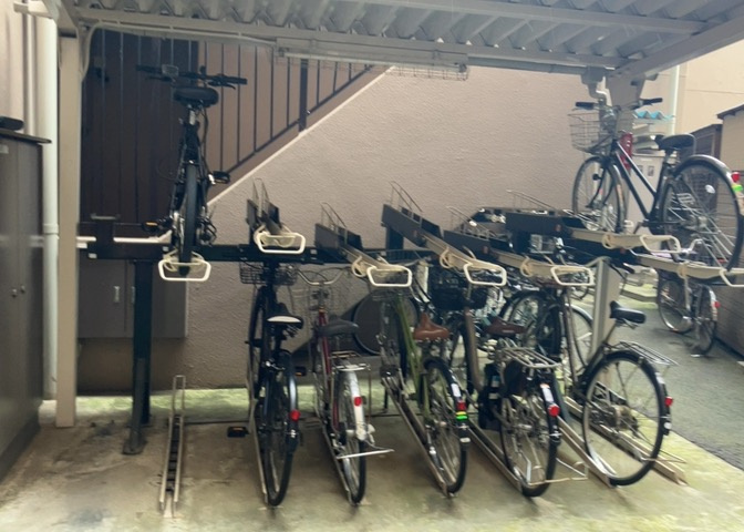 駐車場と明記されていても、最小スペースでつくられた駐車場だと大型車は駐車できなかったり、出入りしにくくなったりする可能性があります。お車のサイズと購入したい物件の駐車場のサイズを現地で確認しましょう。