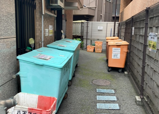 共有部分は、住民なら誰もが使える設備のこと。例えば駐車場やエレベーター、インターネット設備、セキュリティ設備などがあります。他にも、マンションの廊下・外部階段やエントランス・ゴミ置き場などがあります。