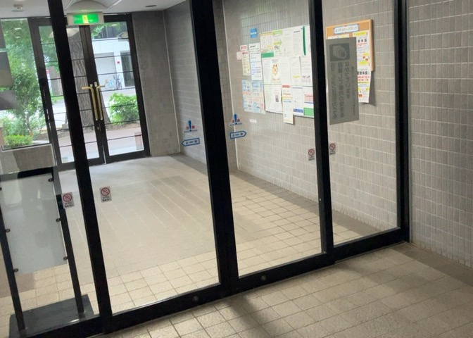 ロビーというと、エントランスと何がちがうの？と思いますよね。実はロビーとエントランスには明確な決まりはありません。物件によっては、エントランスを入って広がるある程度の広さのある空間がロビーとなります。