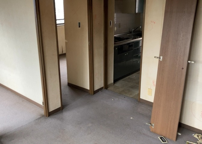 直線タイプはLとDKを一直線に並べた形で対面キッチンのタイプです。一般的なのでよく見かけるかもしれません。直線タイプに似た直接アイランドタイプは、キッチンとダイニングの間に壁がない分広く感じられます。